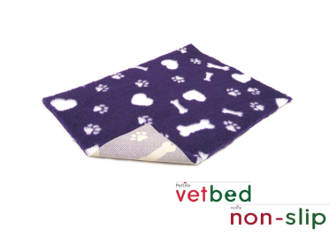 Vetbed® protišmykový fialový s bielymi kostičkami, srdiečkami a packami 100 x 150 cm